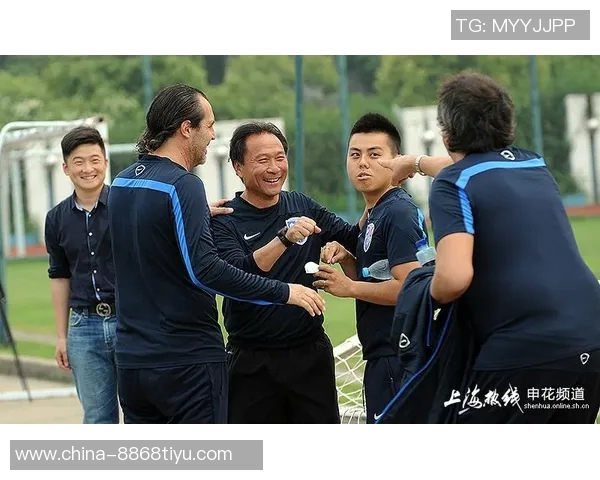 老队友重聚温情时刻哈兰德与南野拓实亲切拥抱寒暄